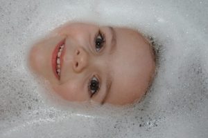 szampon przeciwłupieżowy w kąpieli dziecka